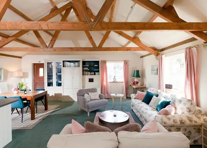 Top Hotels & B&Bs Near Tisbury's Picturesque Landscape