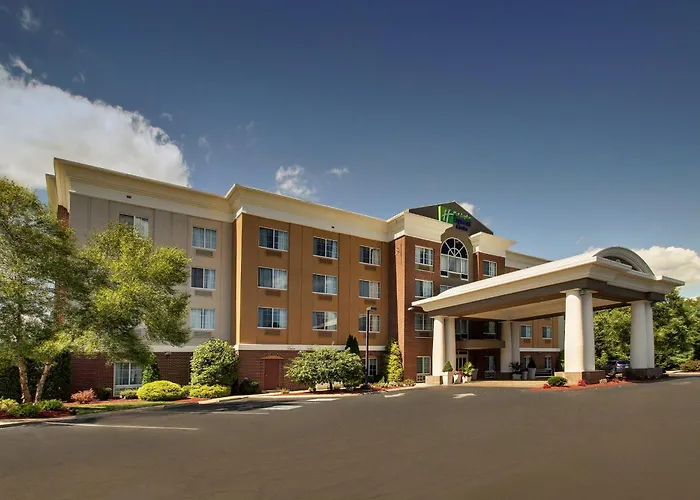 Top Hotels Near Middleboro MA