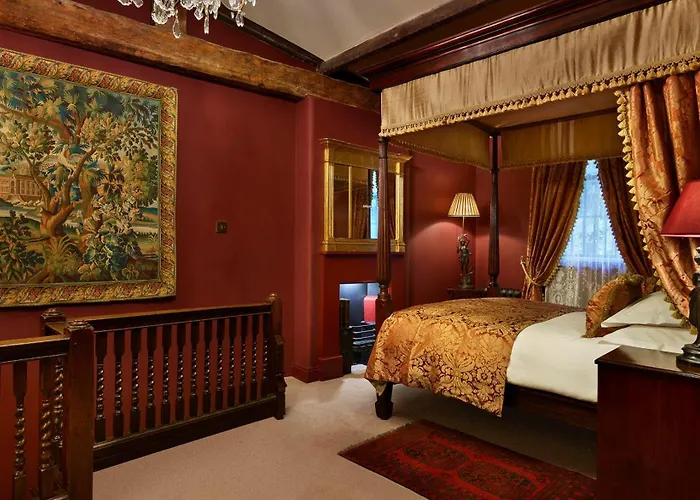 Top Hotels Near Chiswell Street for London Explorers