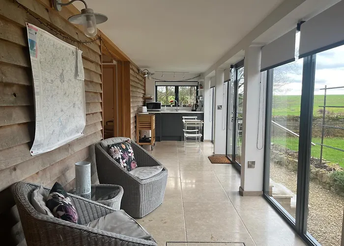 Top Accommodations Near Buckingham Palace