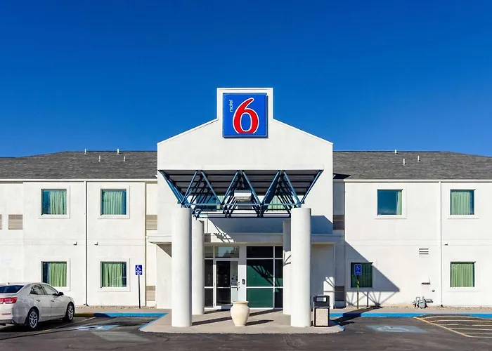 Top Hotels Near the Quaint Town of Wheatland, Missouri